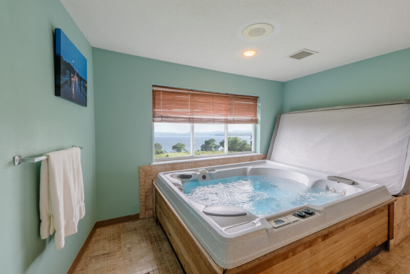 Fireside Inn and Suites Belfast Hottub